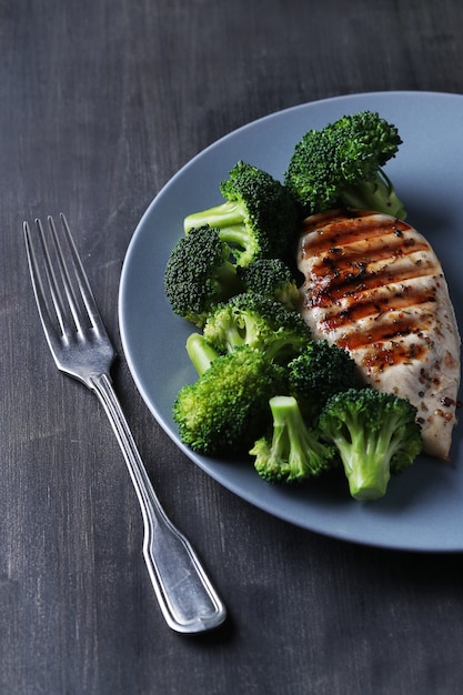 Grilled chicken breast with broccoli