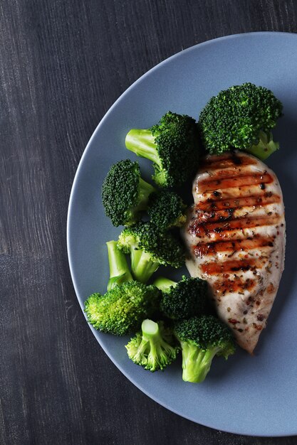 Grilled chicken breast with broccoli