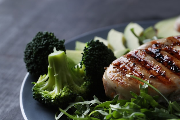 Free Photo grilled chicken breast with broccoli