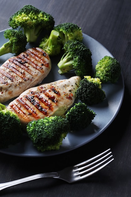 Grilled chicken breast with broccoli