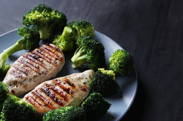 Free Photo grilled chicken breast with broccoli