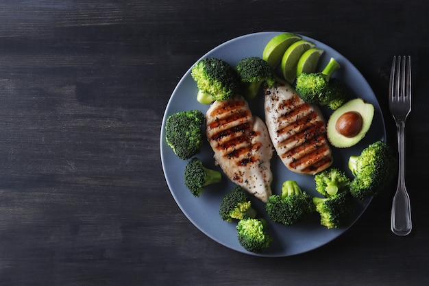 Free photo grilled chicken breast with broccoli