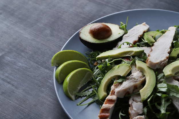 Free photo grilled chicken breast with broccoli