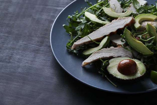 Free photo grilled chicken breast with broccoli