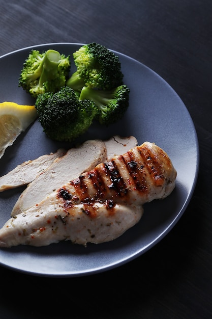 Grilled chicken breast with broccoli