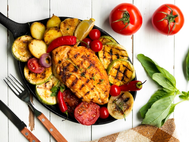 Free Photo grilled chicken breasts with vegetables