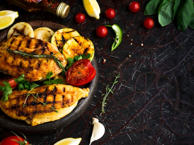 Free Photo grilled chicken breasts with vegetables