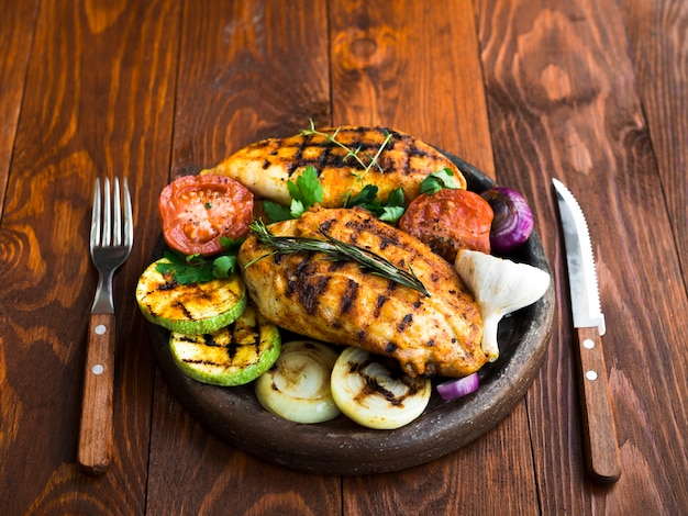 Free photo grilled chicken breasts with vegetables