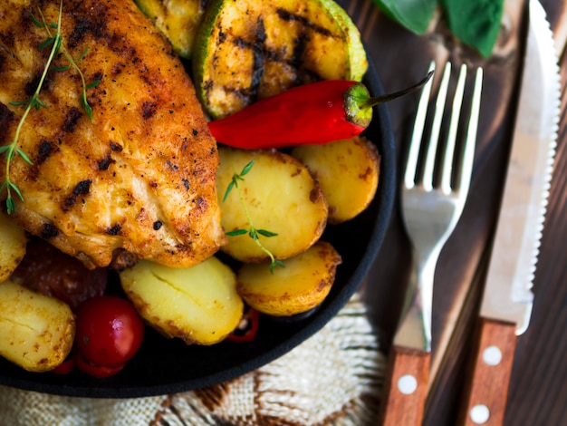 Free Photo grilled chicken breasts with vegetables