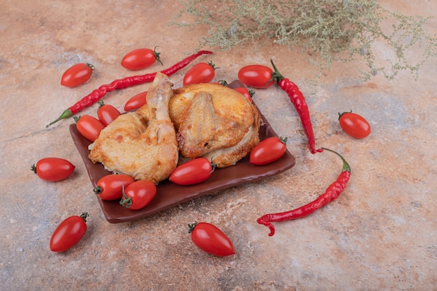 Free photo grilled chicken meat with red chili peppers and tomatoes