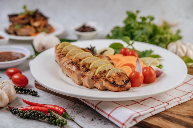 Grilled chicken pieces with tomatoes, carrots, fried peppers, red onion, cucumber,  and mint.