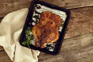 Free photo grilled chicken on tray