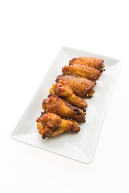 Free photo grilled chicken wing in white plate