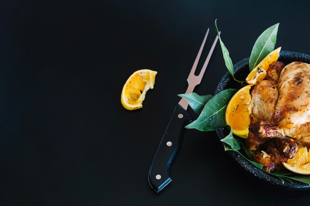 Free photo grilled chicken with lemon and bay leaves