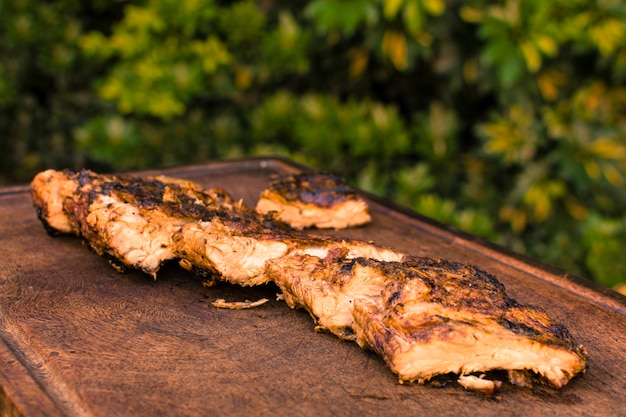 Free Photo grilled meat placed on table 