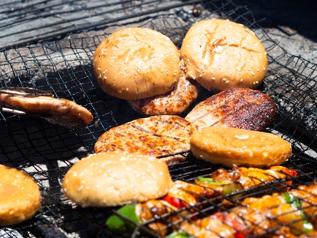 Free photo grilled patties and hamburger rolls on grill