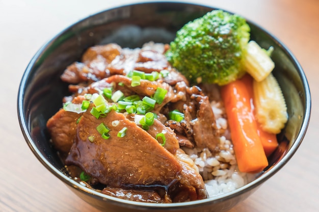 grilled pork bowl with mixed vegetable