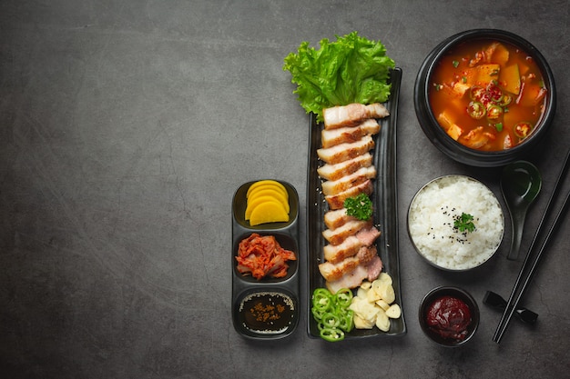 Free photo grilled pork served with sauce in korean style