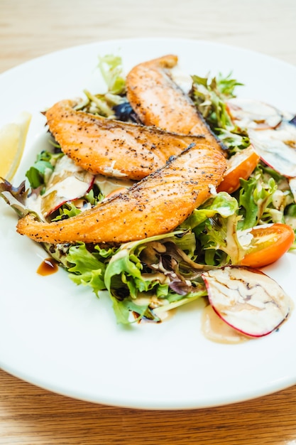 Free Photo grilled salmon fillet meat with vegetable salad