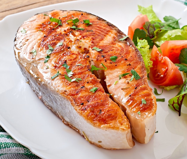 Free photo grilled salmon with salad