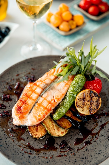 Free photo grilled salmon with vegetables and lemon