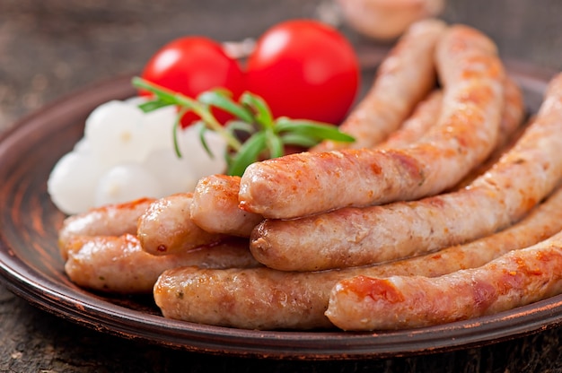 Free photo grilled sausages