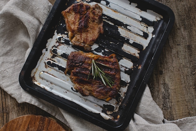 Free Photo grilled steak on pan