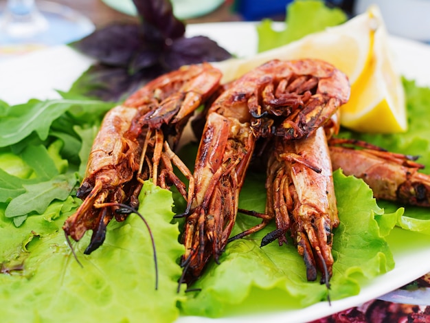 Free photo grilled tiger shrimps in ginger-garlic marinade