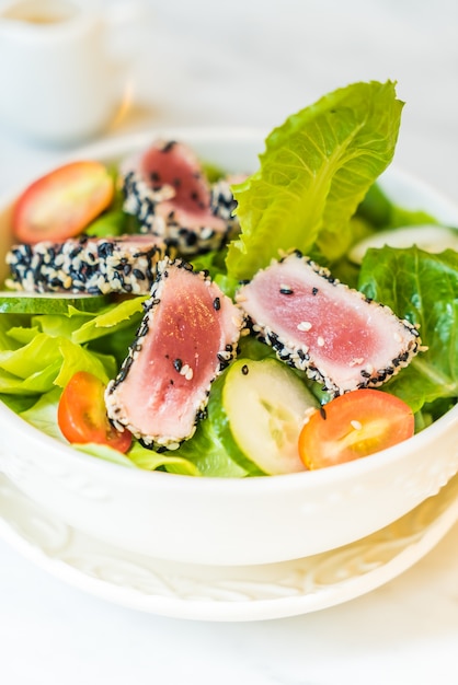 Free photo grilled tuna salad in white bowl - healthy food