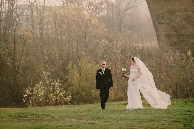 Free photo groom walking to his girlfriend