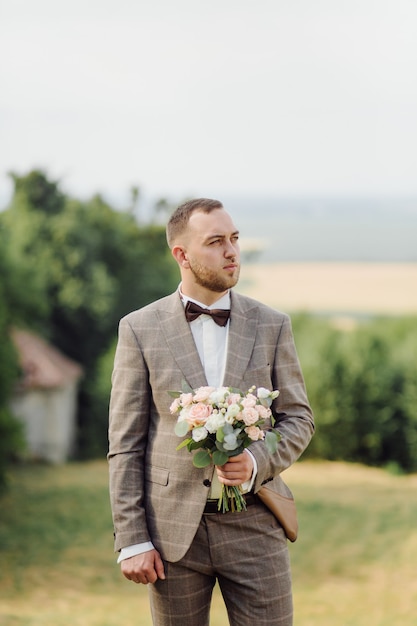 Free photo groom with wedding bouquet