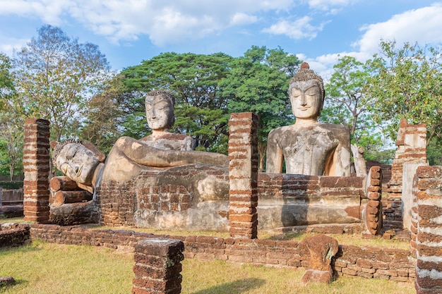 Free photo group of buddha statues at wat phra kaeo temple in kamphaeng phet historical park unesco world heritage site