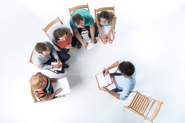 Free photo group of business people in a meeting