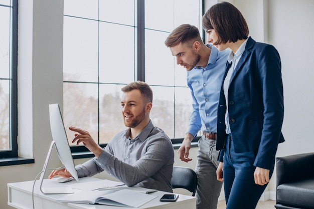 Free photo group of business people working in office