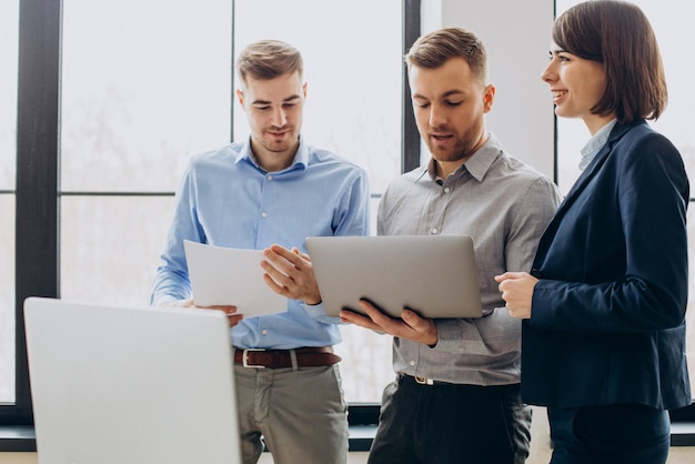 Free photo group of business people working in office