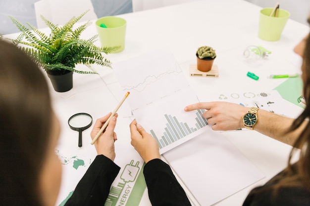 Free photo group of businesspeople analyzing graph in office