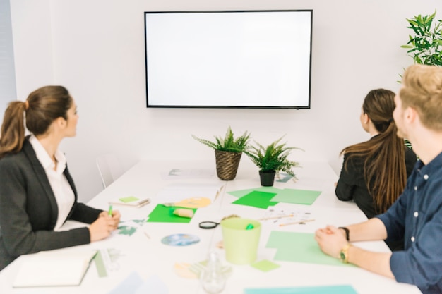 Free photo group of businesspeople looking at blank white screen