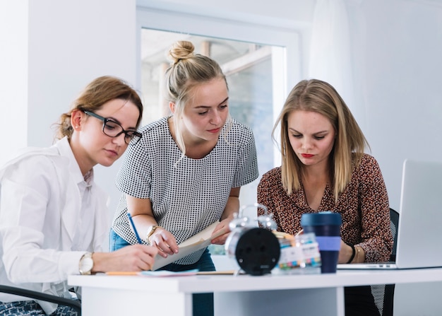 Free photo group of businesswomen working in the office