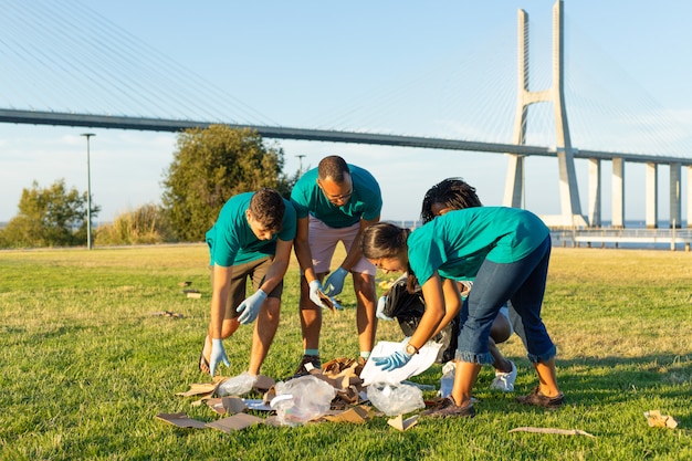 Free photo group of cleaning workers collecting trash outdoors