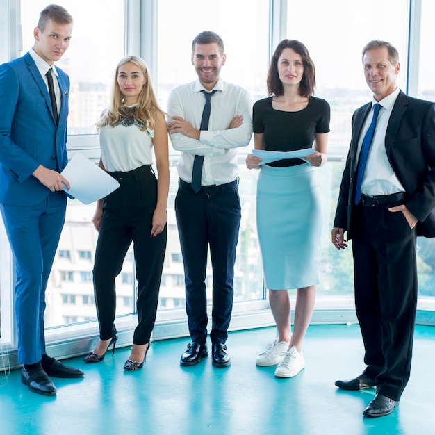 Free Photo group of confident businesspeople standing in office