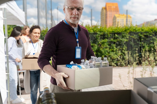 Free photo group of different people volunteering at a foodbank for poor people