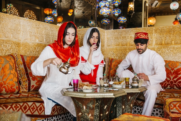 Free photo group of friends in arab restaurant