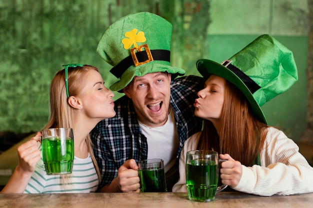 Free photo group of friends celebrating st. patrick's day together at the bar