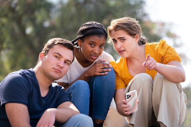 Free photo group of friends criticizing and judging other people