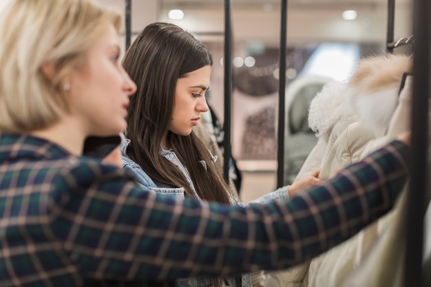 Free photo group of friends shopping together