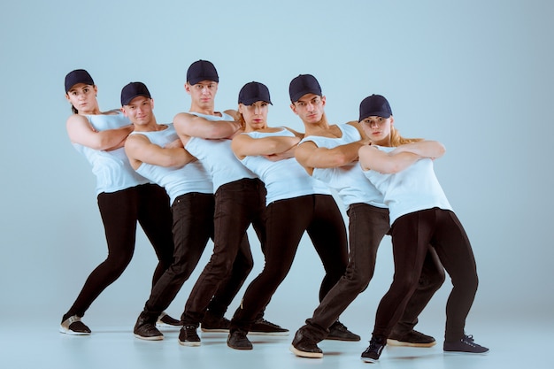 Free photo group of men and women dancing hip hop choreography