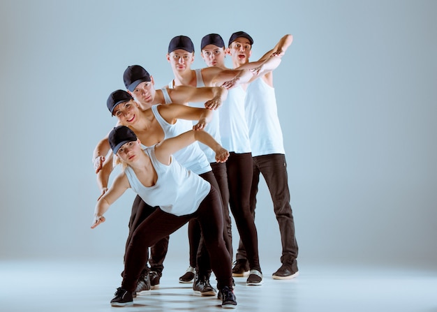 Free photo group of men and women dancing hip hop choreography