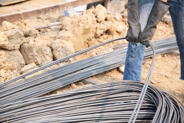 Free photo a group of steel rod tight by chain and lift up at construction site