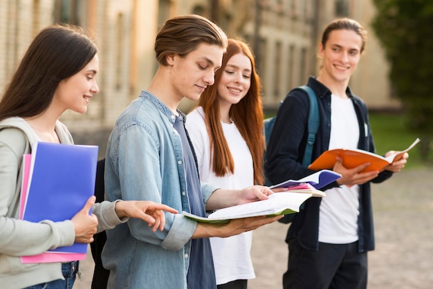 Free photo group of teenagers reading project notes