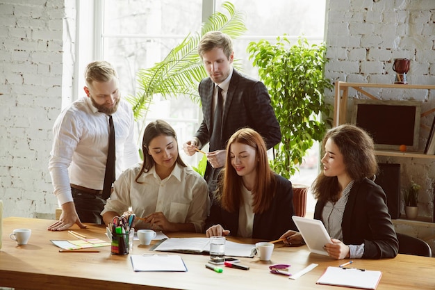 Free Photo group of young business professionals having a meeting, creative office